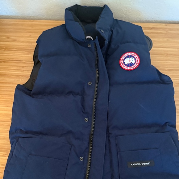 Canada goose navy puffer vest size small - Picture 1 of 4